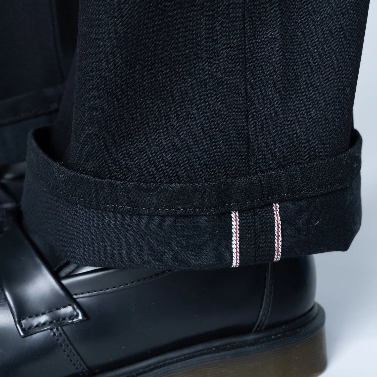 SOLID BLACK - Groovy Guy 13 oz - Raw Denim
